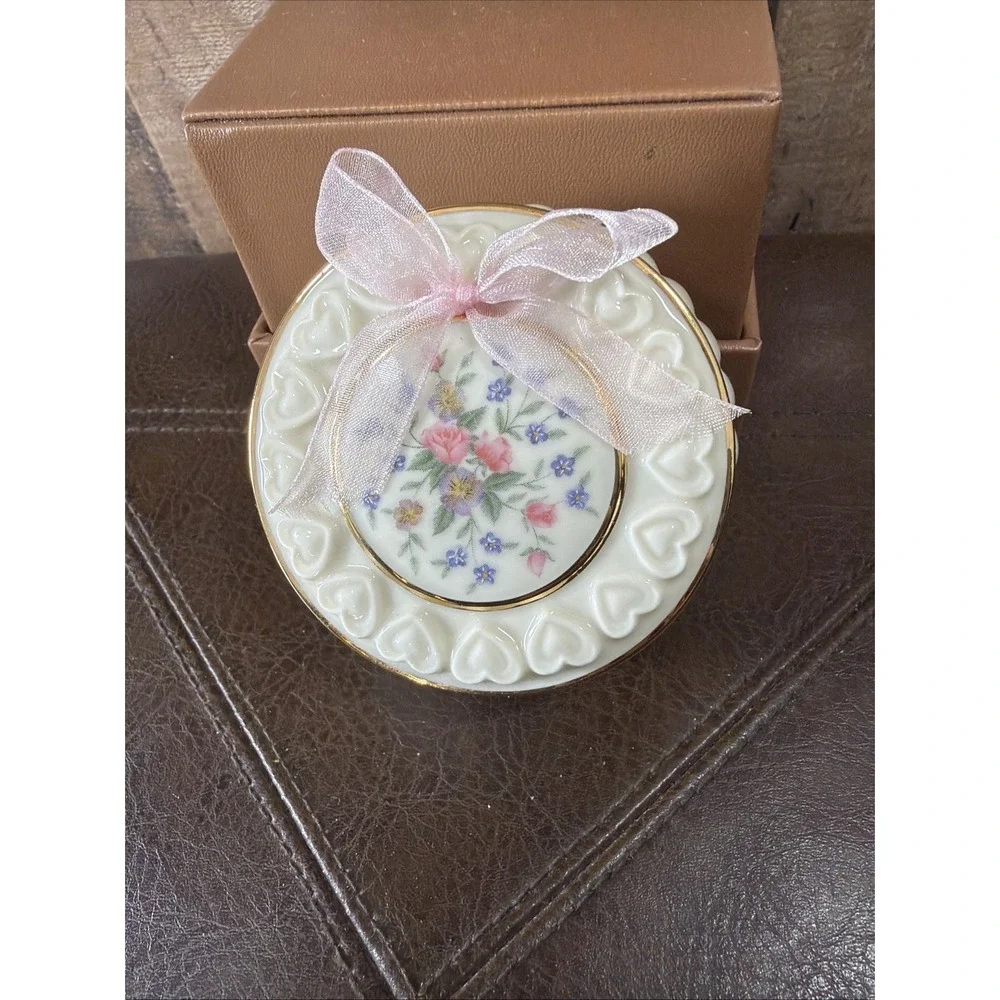 Vintage Lenox Classic Porcelain Trinket Jewelry Box & Heart Pendant Necklace Set
